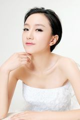 组图：李倩率性写真笑容灵动俏皮