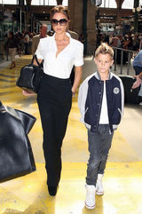 组图：维多利亚带儿子游玩 小潮男星样十足