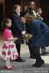 组图：凯特王妃准辣妈踩高跟 与女王亲民乘地铁