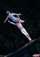 组图：郭富城电单车耍帅助阵《水舞间》三周年