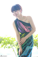 组图：柳岩彩纱逆光身姿优雅 笑容迷人清新十足