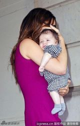 组图：辣妹产后身材恢复 小七格纹连身裤超可爱