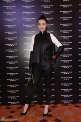 组图：宋佳看秀造型时尚飒爽 获影后提名心情好