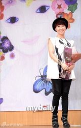 组图：韩国女歌手朴慧京举办新专辑发布会