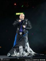 组图：黄伟文作品展开唱 陈奕迅拄拐演唱助阵