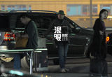 组图：徐峥戴绿边帽独自回京 把玩手机目光呆滞