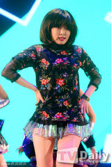 组图：4minute回归突袭游乐园 泫雅短裤秀翘臀