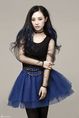 组图：汤晓菲曝光秋日写真 朋克造型尽显狂野