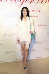 组图：高圆圆破怀孕传闻 与老外高层豪饮秀美腿