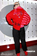 幻灯图：徐濠萦时尚活动醒目亮相 大曝女儿入读名校