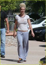 组图：布兰妮豪乳粗腿 胸前写越大越好