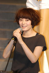 高清图：孙俪上海摩登代言 健康达人笑举V字手势