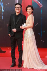 组图：郑中基胡子拉碴型男范 娇妻余思敏秀深V