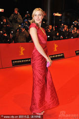 幻灯：本-斯蒂勒《格林伯格》首映 红裙女主角亮丽