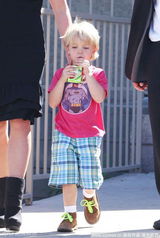 组图：小甜甜大露背幼儿园外接爱子上演天伦秀