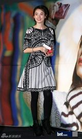 组图：韩星韩孝珠李济勋携手出席品牌宣传活动