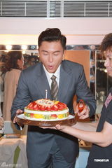 组图：王浩信生日上演舞台剧 女友送旅行箱计划出游