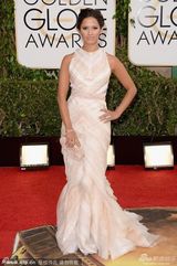 组图：迪亚兹保守纯白礼服严丝合缝