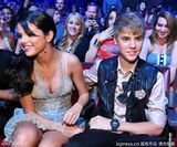 组图：2011青少年选择奖 比伯和女友亲吻晒甜蜜