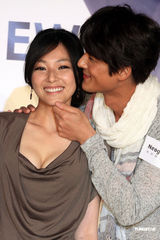 组图：陈怡蓉郭品超亲密代言 现场示爱热度破表