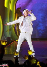 组图：BigBang火热开唱 座无虚席粉丝high翻场