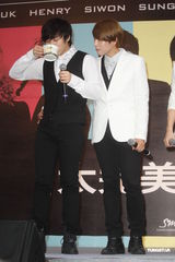 组图：SJ-M台北签唱会 兄弟情深互喂台湾小吃