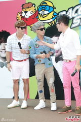 组图：RunningMan四主持香港重现《英雄本色》