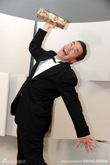 幻灯图：哈里森摘恺撒终身成就奖 歌迪亚优雅现身