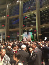 独家组图：晶刚大婚内场喜庆迎宾 李小鹏开心热聊