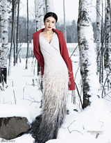 组图：秦岚连登两本杂志 为新片宣传忙造势