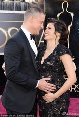 组图：奥斯卡红毯-钱宁-塔图姆热吻怀孕娇妻