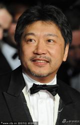 组图：《如父如子》戛纳首映 真木阳子撞色抢眼