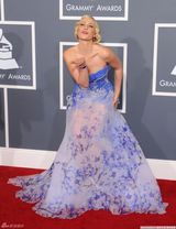 高清图：格莱美红毯 娜塔莎-拜丁菲尔德宛若紫罗兰