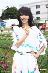 高清图：孙燕姿参观花博会 清丽亮相引媒体追拍