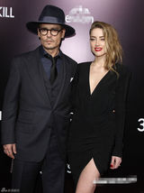 组图：约翰尼-德普搂性感女友亮相 贴面秀恩爱