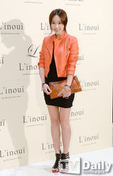 组图：张根硕少女时代等背靓包光鲜出席活动