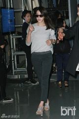 组图：崔江熙苏怡贤等亮相时装秀展熟女风范