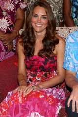 组图：威廉夫妇穿民族装 凯特桃红色裹胸裙风情万种