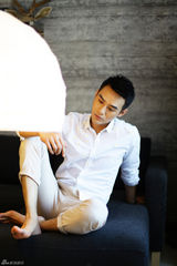 组图：王凯休闲写真 温柔优质男迷人魅力