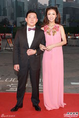 组图：杜汶泽显绅士派头 薛凯琪着粉红色长裙