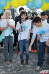 组图：林忆莲出席狗狗同乐日 陈嘉桓呼吁领养