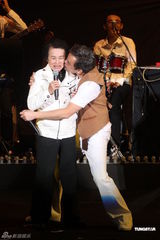 组图：陈升连续17年跨年开唱 蓄须纪念母亲收敛幽默