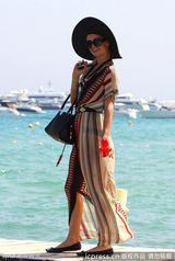 组图：希尔顿度假心情好 挥手和狗仔打招呼