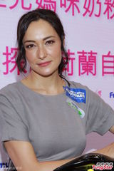 组图：吴彦祖娇妻Lisa S.产后亮相上围升级D乳