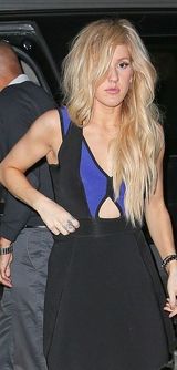 组图：艾丽-古尔丁低胸裸腿深夜外出 金发遮面