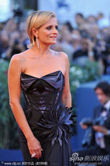 组图：女星伊沙贝拉-法雷利高开叉礼服秀美腿