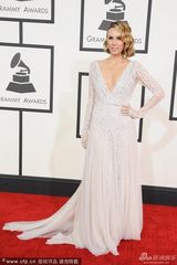 组图：女主持Keltie Knight白色拖地裙抢镜