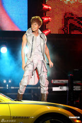 组图：吴克群个唱湿身秀腹肌 和女模互摸掀高潮