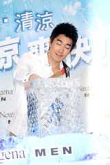 幻灯图：赵又廷为保养品宣传 阳光帅气笑容醉人