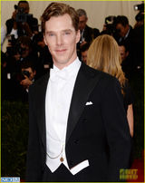 组图：谢耳朵牵手男友秀恩爱 卷福礼服秀贵气